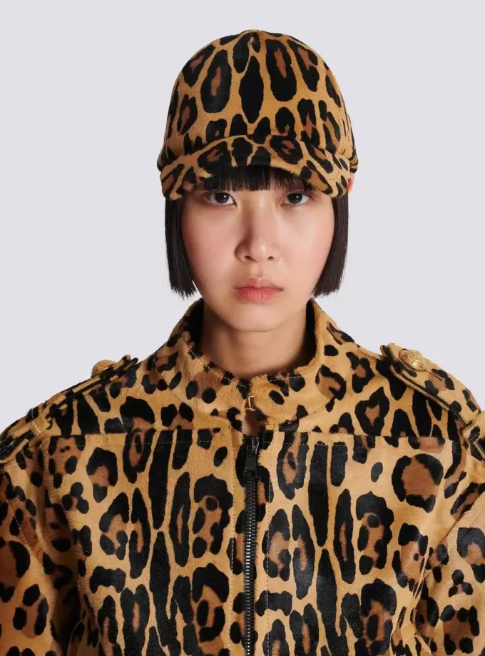 Casquette en cuir façon poney à motif léopard Casquette en cuir façon poney à motif léopard
