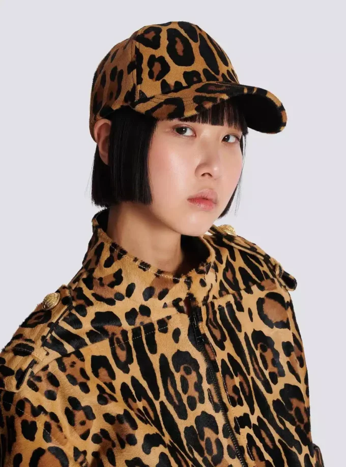 Casquette en cuir façon poney à motif léopard Casquette en cuir façon poney à motif léopard