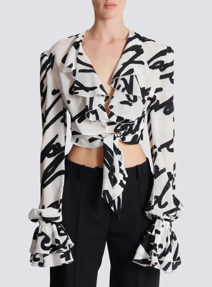 Chemise courte nouée à volants et lettres d’amour Chemise courte nouée à volants et lettres d’amour