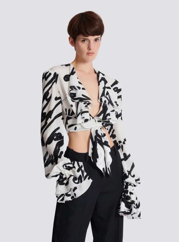 Chemise courte nouée à volants et lettres d’amour Chemise courte nouée à volants et lettres d’amour