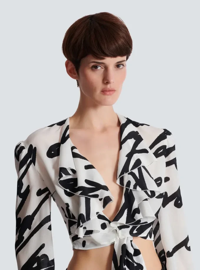 Chemise courte nouée à volants et lettres d’amour Chemise courte nouée à volants et lettres d’amour
