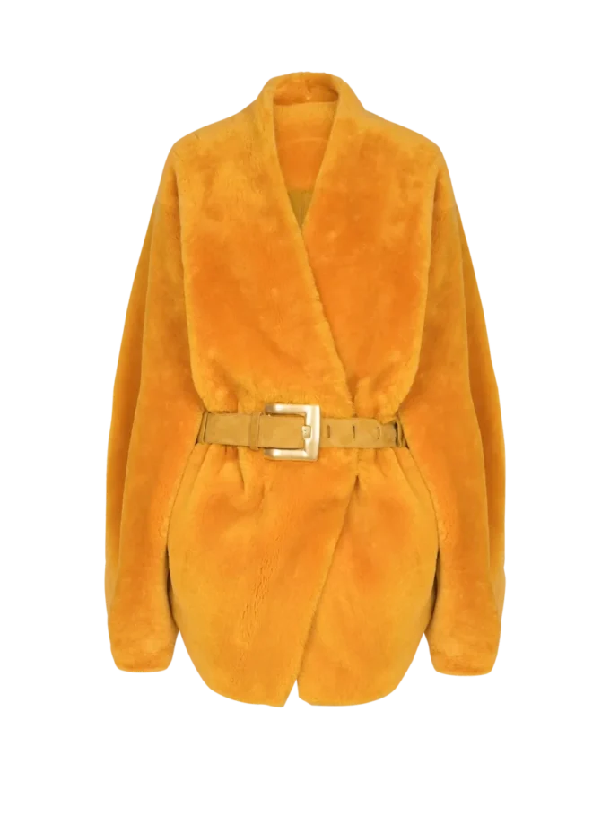 Manteau en peau lainée avec ceinture