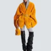 Manteau en peau lainée avec ceinture