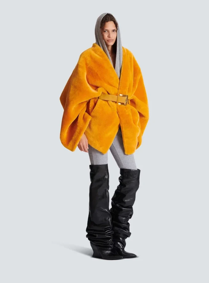 Manteau en peau lainée avec ceinture