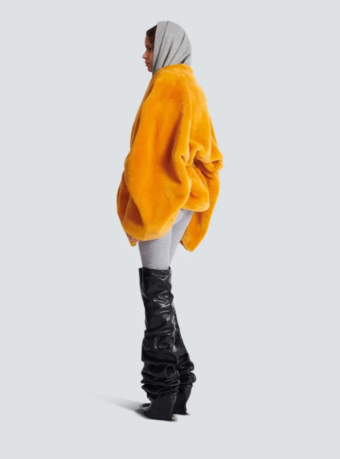 Manteau en peau lainée avec ceinture
