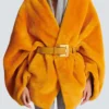 Manteau en peau lainée avec ceinture