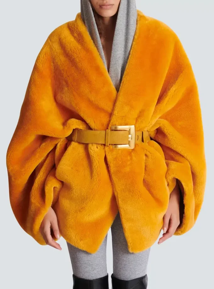 Manteau en peau lainée avec ceinture