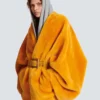 Manteau en peau lainée avec ceinture