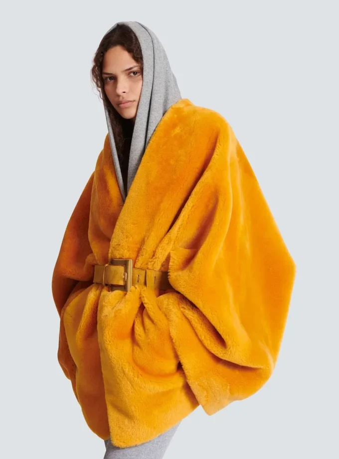 Manteau en peau lainée avec ceinture
