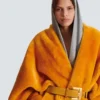 Manteau en peau lainée avec ceinture