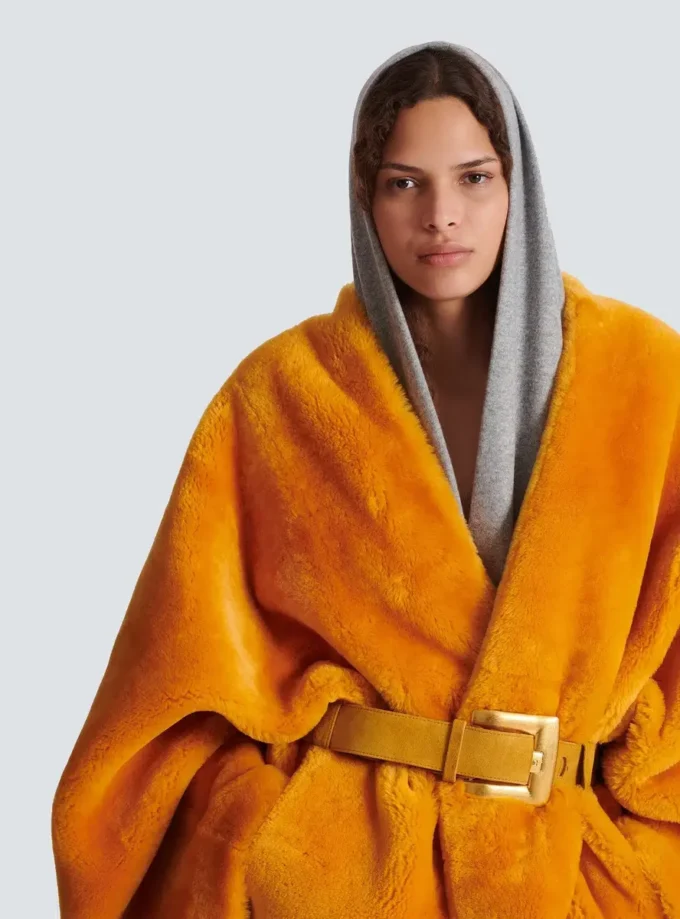 Manteau en peau lainée avec ceinture