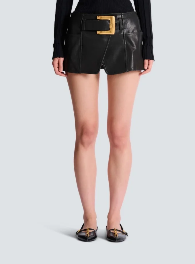 Mini-jupe en cuir avec ceinture