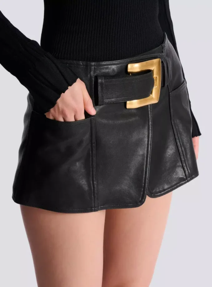 Mini-jupe en cuir avec ceinture