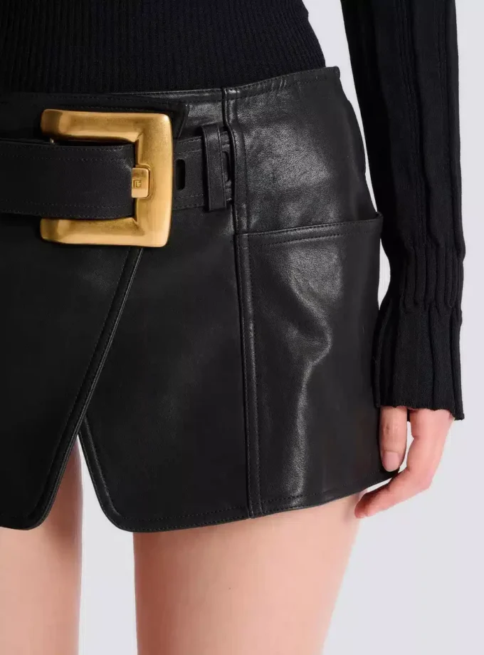 Mini-jupe en cuir avec ceinture