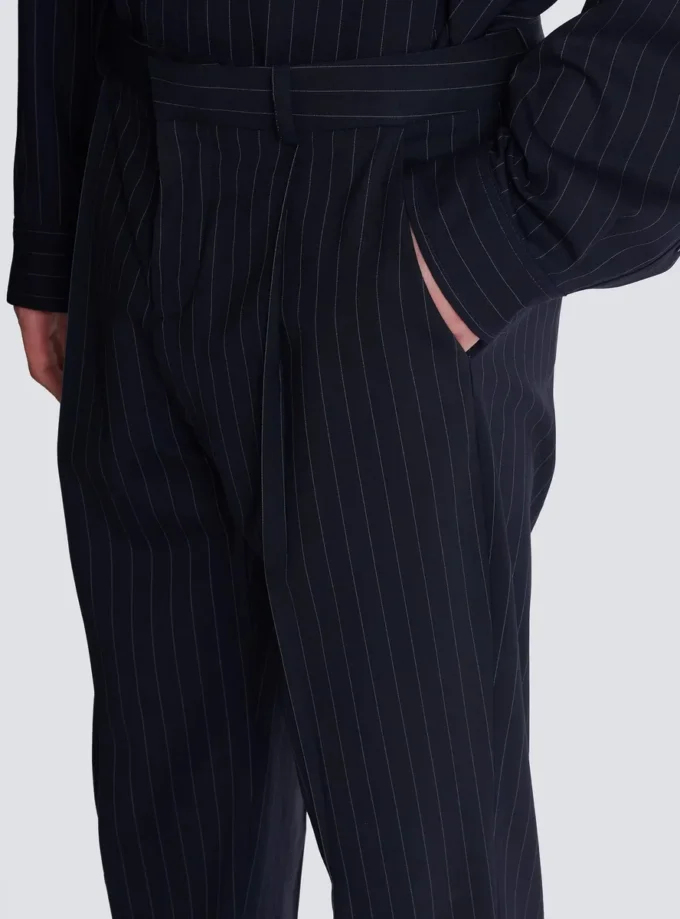 Pantalon droit en laine à fines rayures Pantalon droit en laine à fines rayures