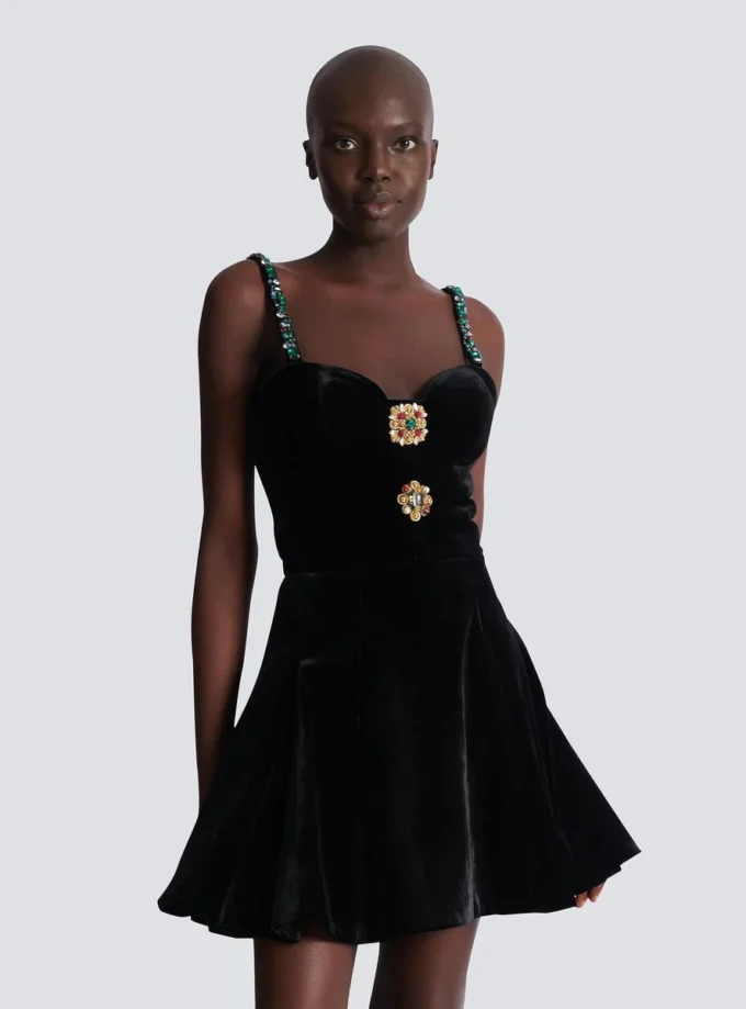 Robe en velours à bretelles ornées Robe en velours à bretelles ornées