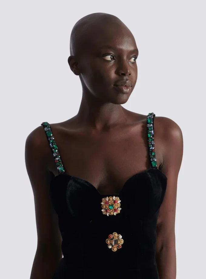 Robe en velours à bretelles ornées Robe en velours à bretelles ornées