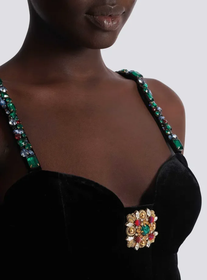 Robe en velours à bretelles ornées Robe en velours à bretelles ornées