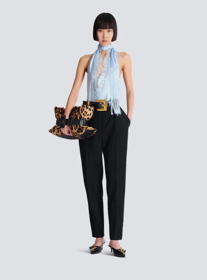 Top en satin à franges et dos nu Top en satin à franges et dos nu