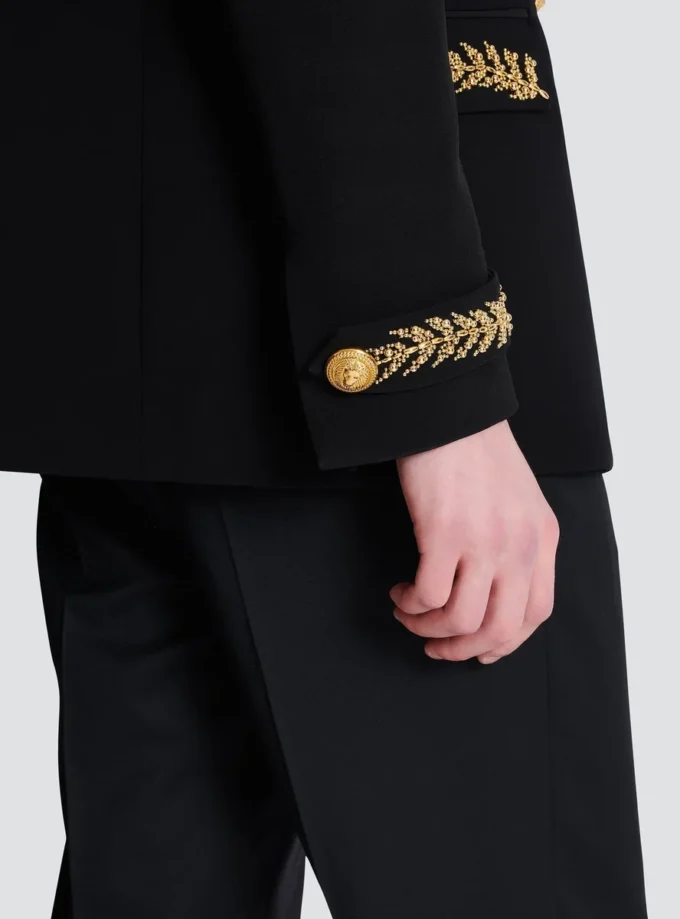 Veste en crêpe brodée