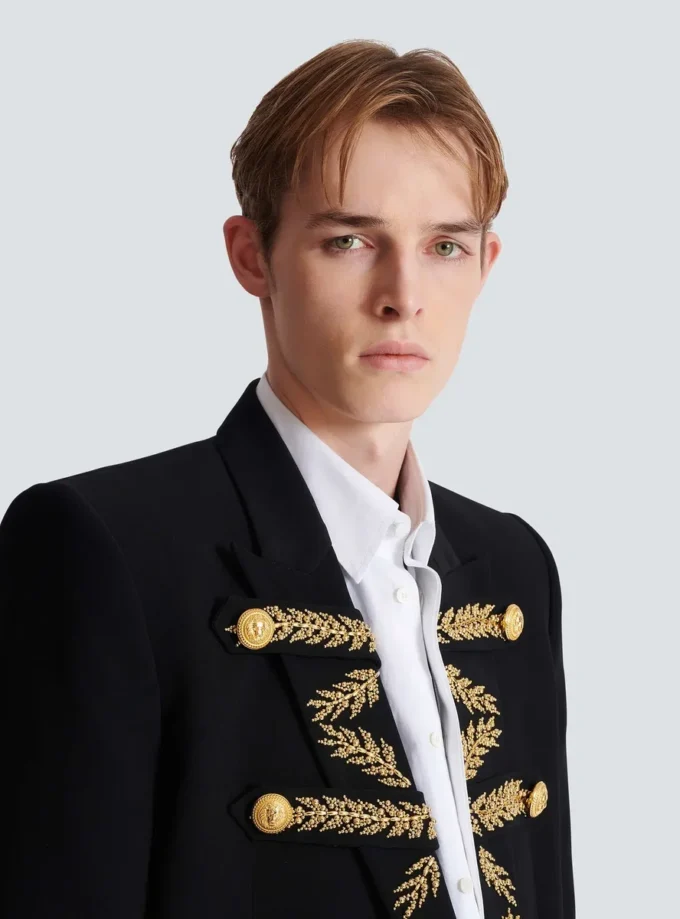 Veste en crêpe brodée